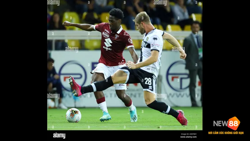 Cầu thủ Parma vượt qua cầu thủ Torino bằng kỹ thuật đi bóng tinh tế