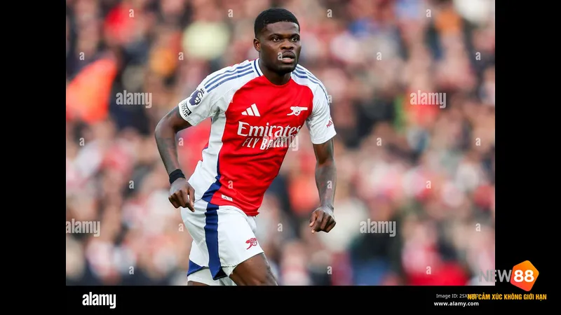 Cầu thủ Arsenal thực hiện cú sút mạnh từ ngoài vòng cấm trong trận đấu với West Ham Cầu thủ Arsenal thực hiện cú sút mạnh từ ngoài vòng cấm trong trận đấu với West Ham