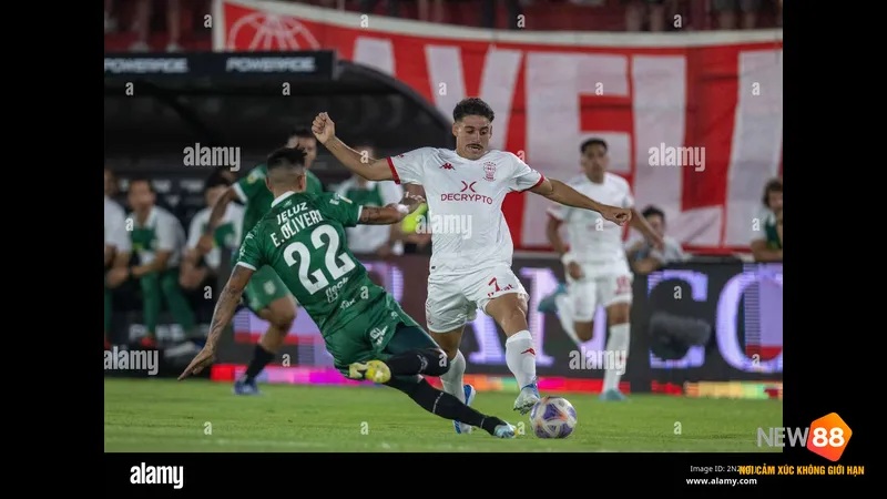 Cầu thủ Huracan vượt qua hậu vệ Banfield bằng kỹ thuật đi bóng tinh tế. Cầu thủ Huracan vượt qua hậu vệ Banfield bằng kỹ thuật đi bóng tinh tế.