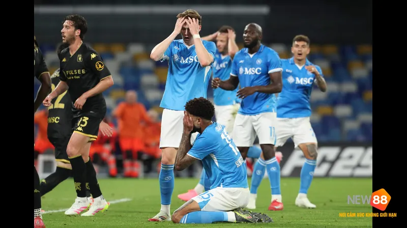 Cầu thủ Napoli vượt qua cầu thủ Genoa để tiến vào vòng cấm địa đối phương Cầu thủ Napoli vượt qua cầu thủ Genoa để tiến vào vòng cấm địa đối phương