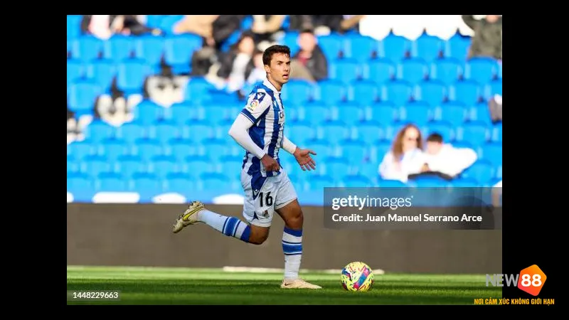 Cầu thủ Real Sociedad tung cú đá mạnh vào khung thành Rayo Vallecano